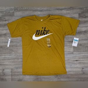 Nike Men's Standard Fit Short Sleeve Tee-Size Medium *NWT*